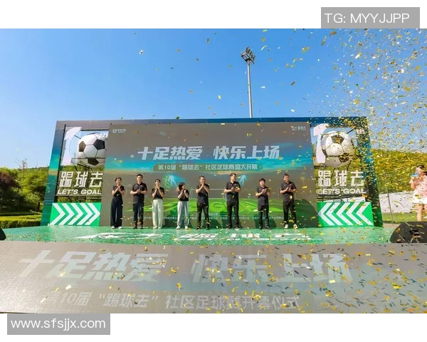 足球巨星场外踢球引发热潮展现不一样的竞技激情与生活风采